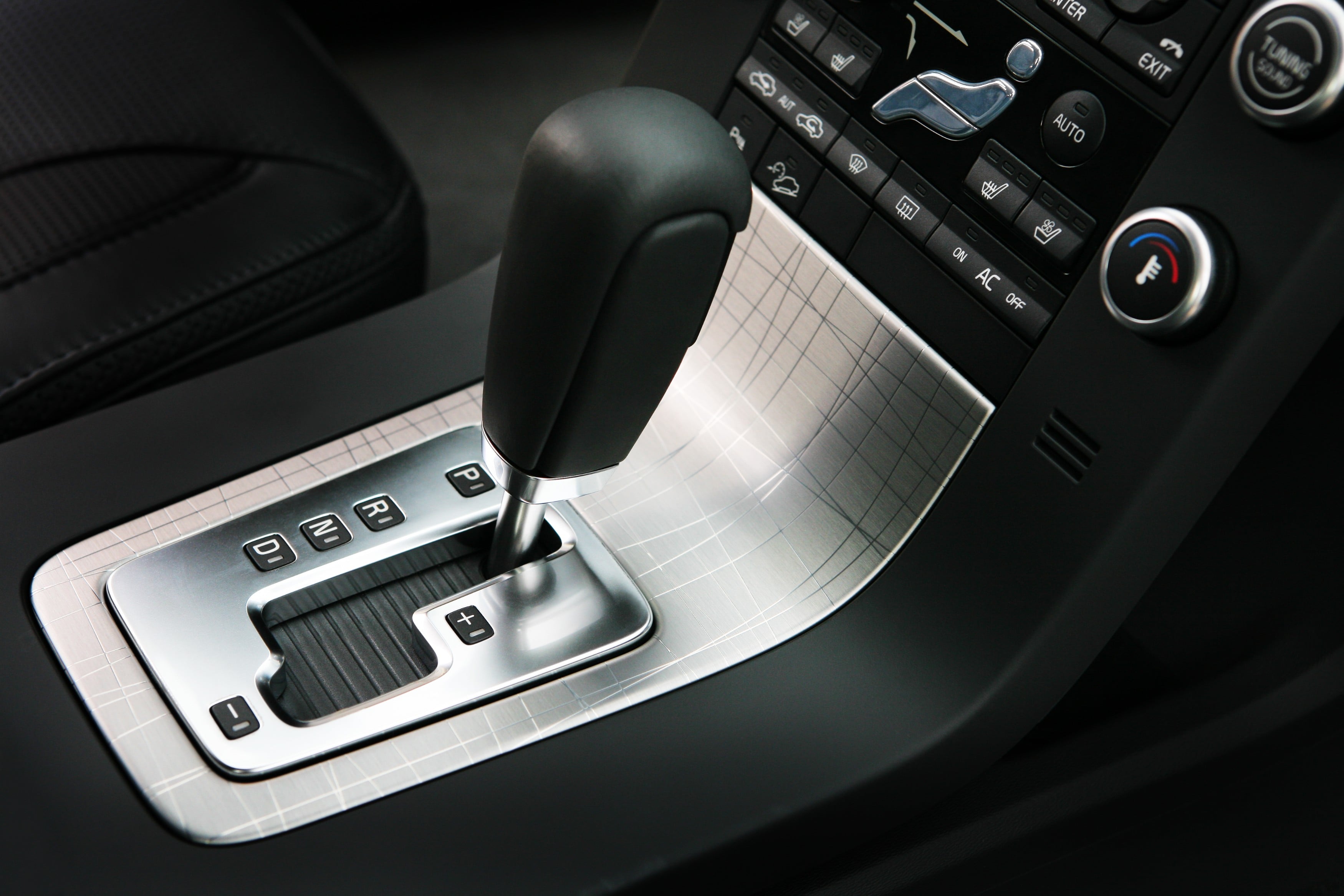 Interior automotivo premium — câmbio automático